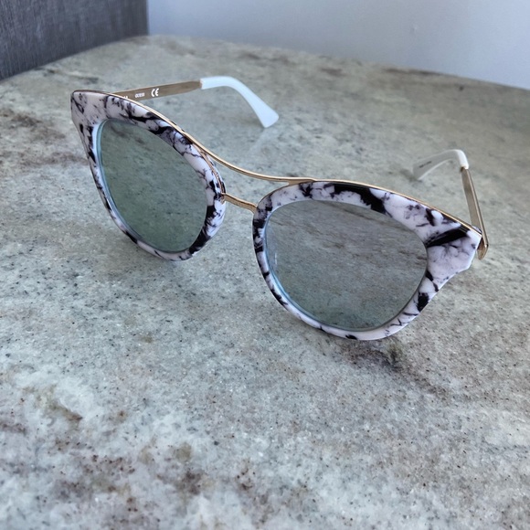 Guess Marble Mirrored Sunglasses - Picture 3 of 4
